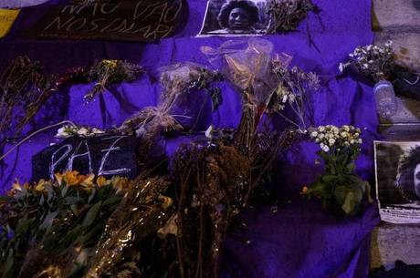 Flores e cartazes em homenagem a Marielle Franco