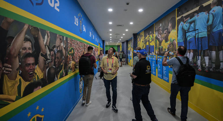 Fotos de momentos vencedores da seleção estampam as paredes do CT do Brasil no Catar