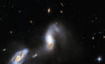 O telescópio espacial Hubble registrou essa bela imagem, que mostra uma interação única de galáxias, conhecida como AM 1214-255. Um detalhe que torna tudo especial é que as duas galáxias apresentam o que é conhecido como núcleo galáctico ativo (AGN, na sigla em inglês). Quando isso ocorre, o núcleo tem um brilho extremo, causado pela matéria que gira ao redor de um buraco negro massivo central