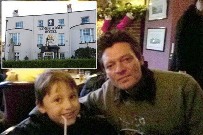 Pai e filho posaram para uma foto em um pub, na Inglaterra, quando viram que uma senhora idosa apareceu ao fundo da imagem. A pessoa que fez o registro dos dois garantiu que a velhinha nÃ£o estava lÃ¡ no momento do clique. A histÃ³ria fica mais assustadora quando se sabe, segundo as lendas da regiÃ£o, que uma mulher se enforcou em um prÃ©dio no sÃ©culo 19 e o fantasma dela teria ficado preso lÃ¡