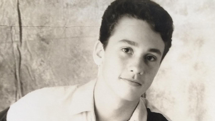 Em sua adolescência, o jurado também parecia ator de filmes hollywoodianos. Provando que é um verdadeiro galã, Juninho deve ter arrasado muitos corações!Fique ligado, pois o Canta Comigo 5 vai ao ar neste domingo (16), às 18h, na tela da Record TV. Você também pode acompanhar todas as novidades no site oficial do reality musical!