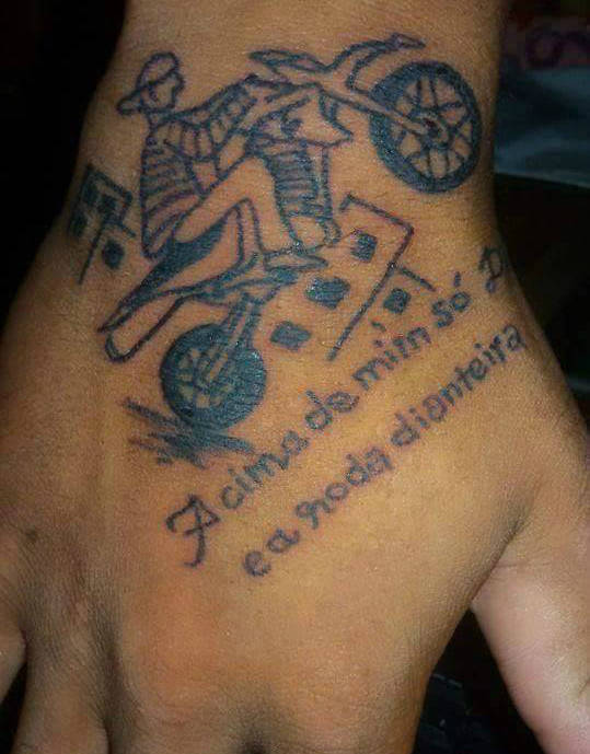 Mil grau  Frases de motoqueiro, Desenho de moto empinando, Grau de moto