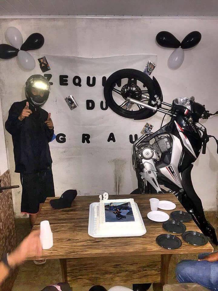 Decorando bolo moto ou mandando grau/ empinando moto 