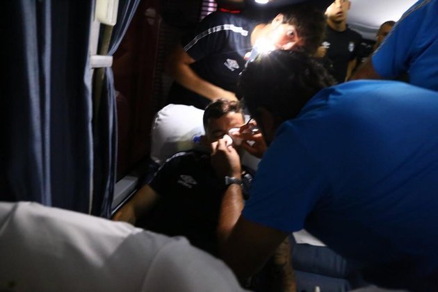 FOTOS: Ônibus do Grêmio é atacado antes de clássico contra o Internacional