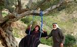 Um casal árabe se diverte em um balanço, juntos. O que importa é manter a criança interior viva