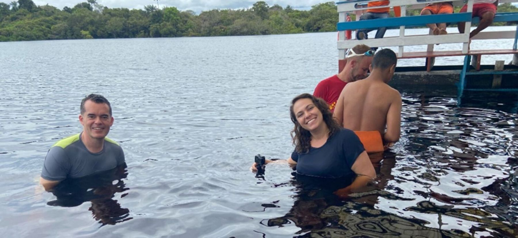 O repórter Fábio Menegatti e a produtora Gabriela Coelho também participaram da terapia com botos. Eles se divertiram muito por lá (Pedro Lopes/Record TV)