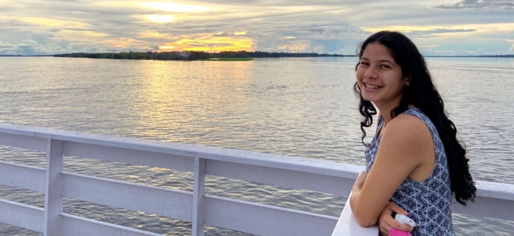 Jamilly embarcou para uma consulta em Manaus. Muitos moradores precisam encarar as águas para ter atendimento médico (Pedro Lopes/Record TV)