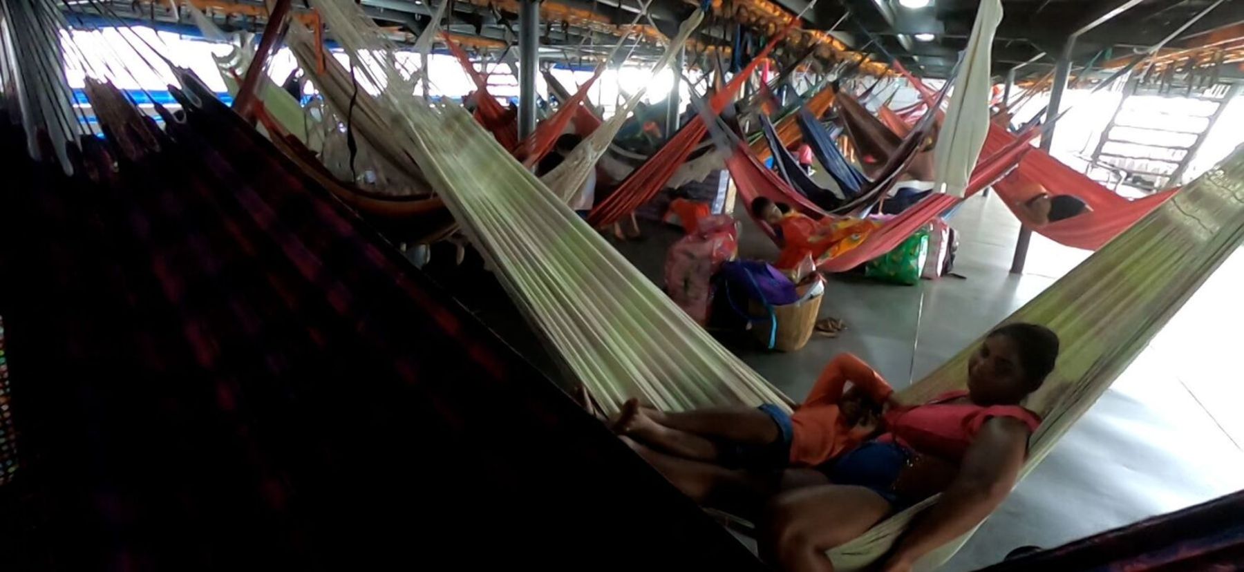É comum encontrar crianças, mercadorias e famílias compartilhando as redes durante a navegação (Pedro Lopes/Record TV)