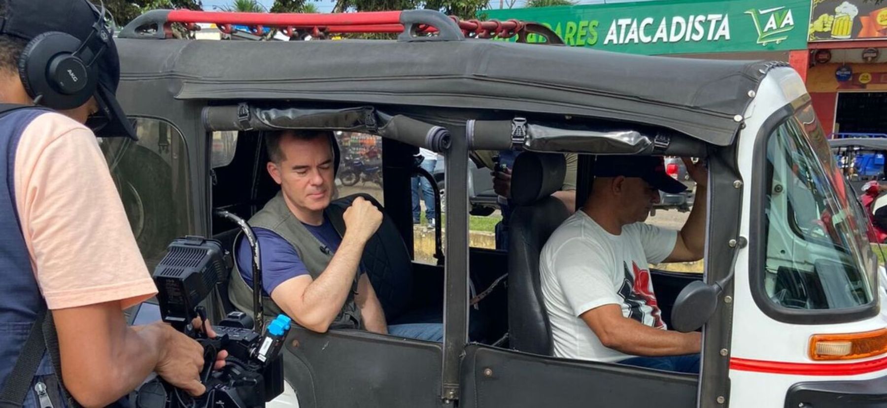 Nossa equipe saiu de tuk-tuk de Tabatinga a Letícia, na Colômbia (Pedro Lopes/Record TV)