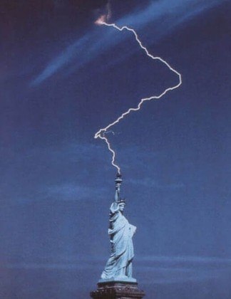Nessa imagem, a Estátua da Liberdade recebe uma carga elétrica