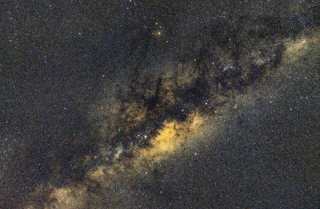 A forte iluminação de cidades representam cada vez mais um problema para a captação de boas fotos do espaço, uma vez que ofusca a luz de estrelas fracas. Para lidar com a questão, integrantes do Observatório Didático de Astronomia 