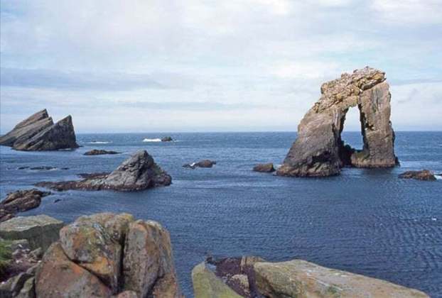 Foula (Escócia): É uma pequena ilha do arquipélago das Shetland, localizado no extremo norte da Escócia, no Reino Unido. Com uma população muito reduzida, Foula é conhecida por sua natureza intocada e paisagens deslumbrantes.