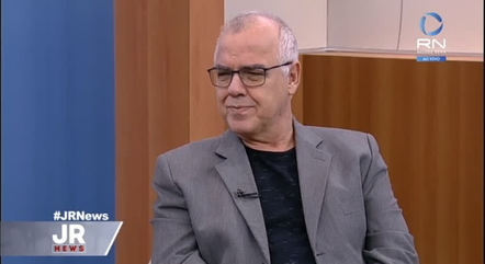 Fraga durante entrevista na Record News