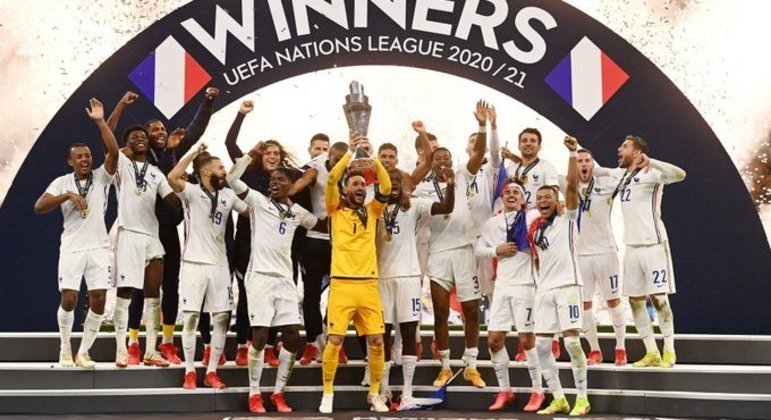 A cerimônia da entrega do troféu aos "Bleus" de branco