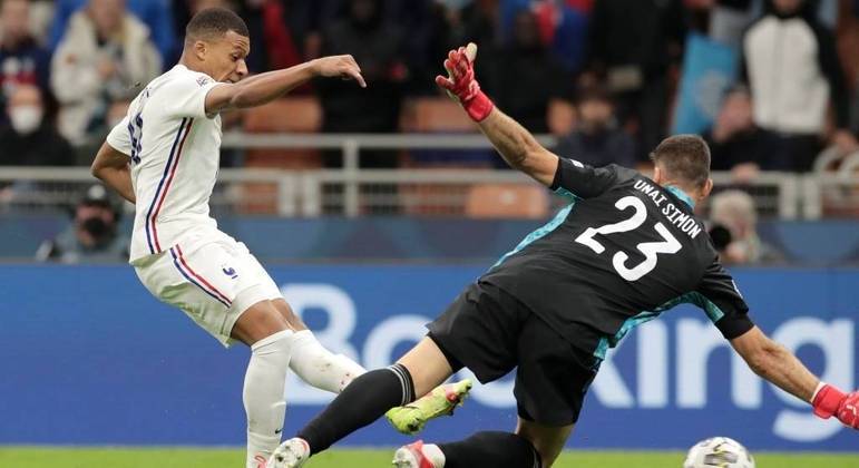 Detalhe do gol de Mbappé, a França 2 X 1