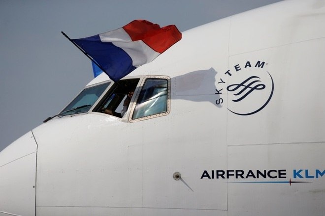 O avião que transporta o elenco francês chega a Paris.