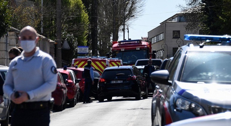 Ataque aconteceu perto da delegacia da cidade de Rambouillet
