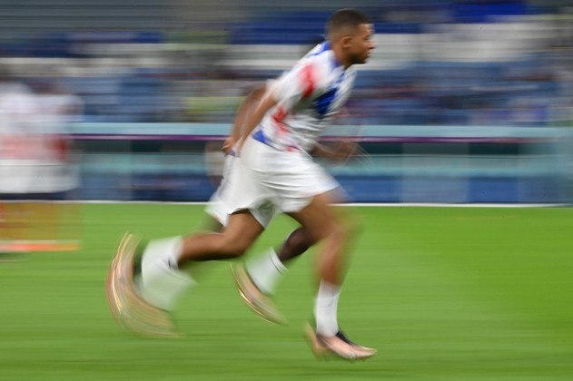 Antes do jogo, o craque Mbappé dificultou a vida dos fotógrafos com uma de suas marcas registradas: a velocidade