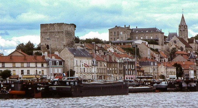 O crime aconteceu na cidade de Conflans-Sainte-Honorine, a 30km de Paris
