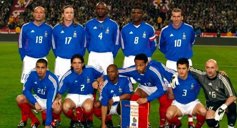 França - Copa do Mundo 2002 - Na competição realizada na Coreia do Sul e no Japão, os campeões do Mundo de 1998 não conseguiram passar da fase de grupos em 2002. Os franceses tropeçaram para o Senegal e para a Dinamarca.