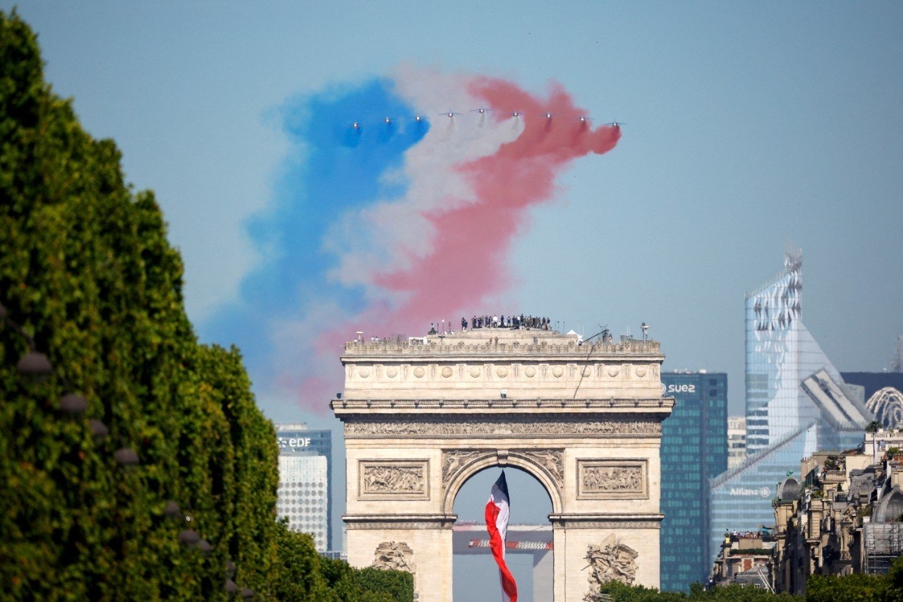 França realiza desfile militar do feriado de 14 de julho em meio a ...