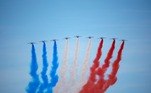 No início do desfile, aviões da Patrulha Francesa tingiram o céu de azul, branco e vermelho, as cores da bandeira francesa