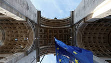 Bandeira da UE é removida do Arco do Triunfo após causar polêmica 
