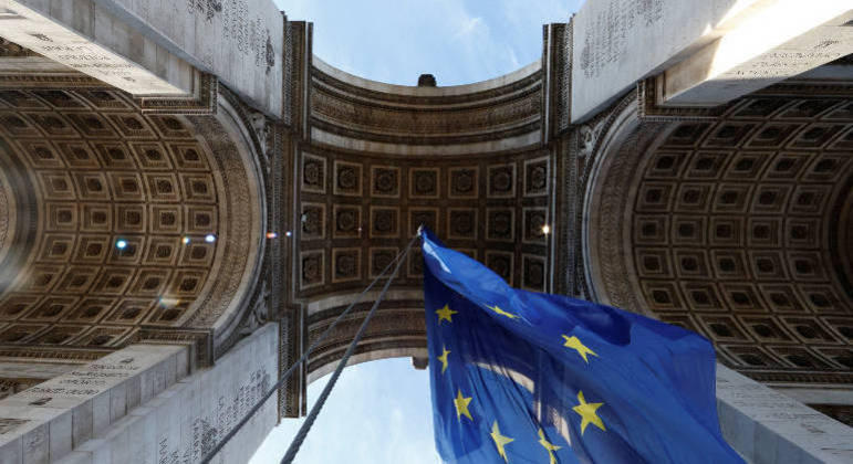 Bandeira no Arco do Trinfo marca o início da presidência da França da União Europeia