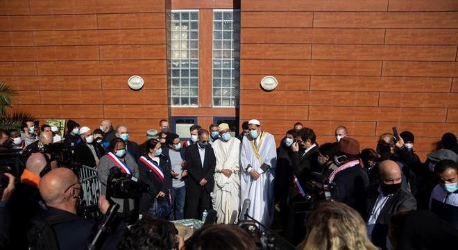 Imans homenagearam Samuel Paty na mesquita de Drancy, perto de Paris
