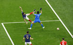 Aos 4 minutos de jogo, Theo Hernandez bateu na bola e estufou a rede do gol do Marrocos