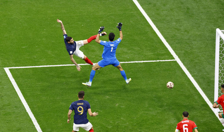 Aos 4 minutos de jogo, Theo Hernandez bateu na bola e estufou a rede do gol do Marrocos