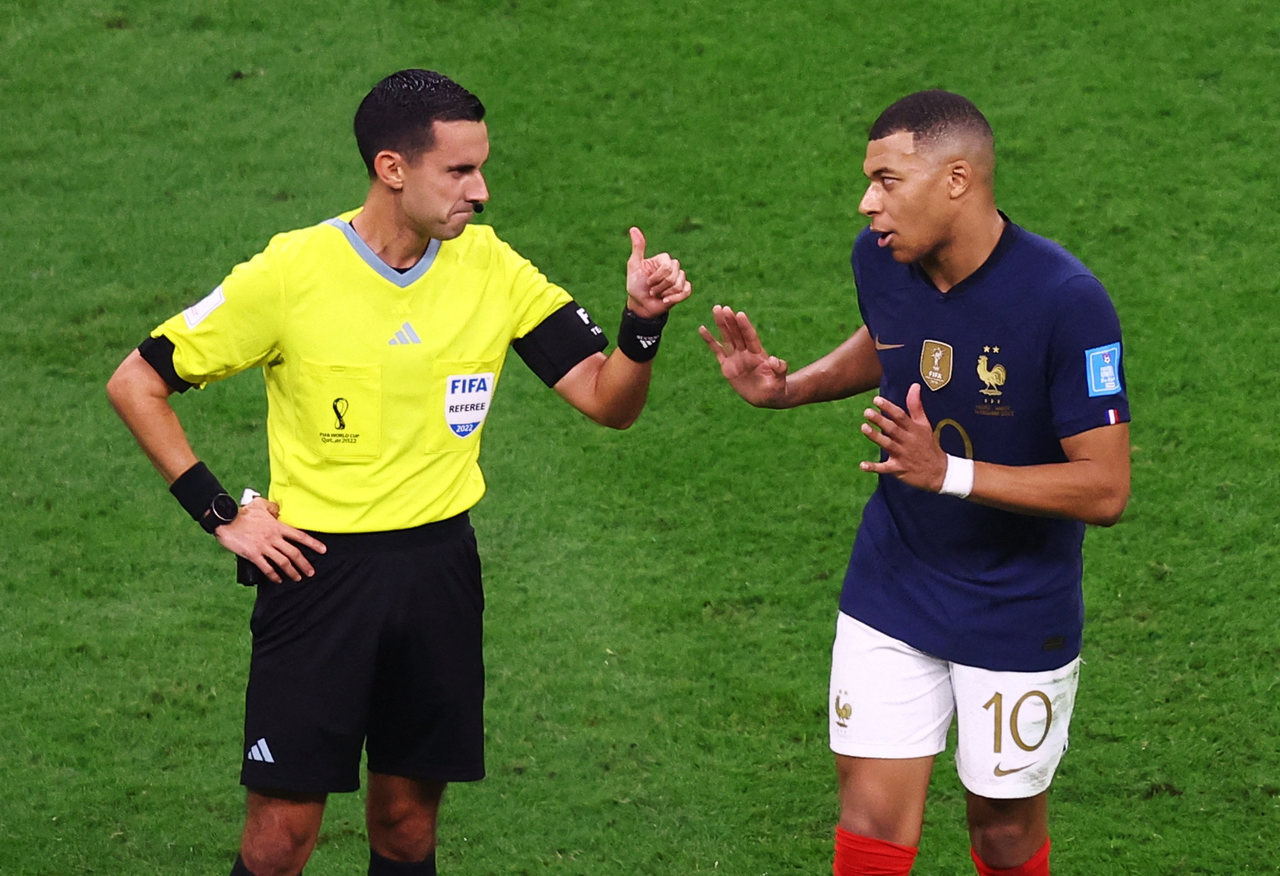 Mbappé posa com prêmio de melhor jogador e elogia seu substituto após  brilhar na Copa - Copa 2018 - Extra Online