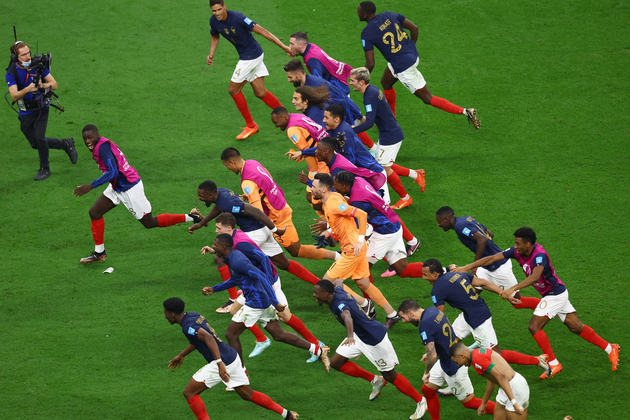 Jogadores franceses correram para agradecer a torcida e o apoio vindo das arquibancadas