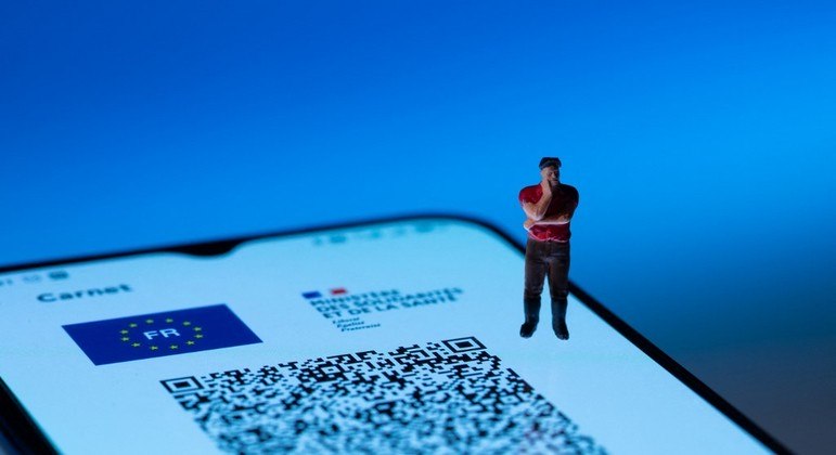  Celular mostra um Certificado de Covid Digital da União Europeia