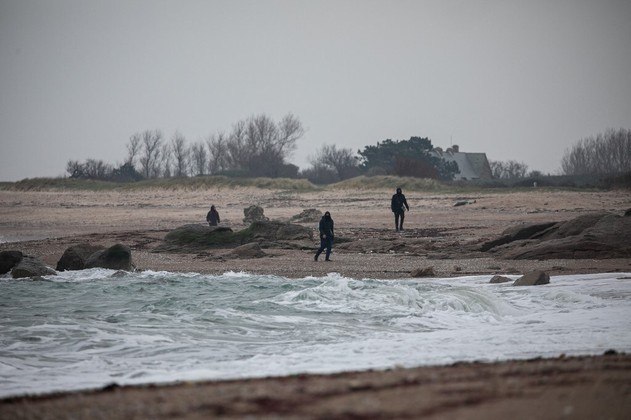 Mais de 2 toneladas de cocaína embaladas em sacos foram
encontradas na costa norte da França desde domingo (26), e os policiais estão
multiplicando patrulhas diante da possibilidade de que esse esconderijo
