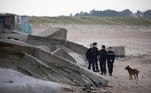 Várias sacolas com cerca de 850 kg de cocaína foramencontradas na manhã do último domingo na praia de Réville, no Canal da Mancha, naregião francesa da Normandia.Na quarta-feira (1º), outras seis sacolas apareceram com cercade 1,5 tonelada da droga, cerca de 15 km mais ao norte, perto dacidade de Vicq-sur-Mer, a aproximadamente 20 km da cidade de Cherbourg