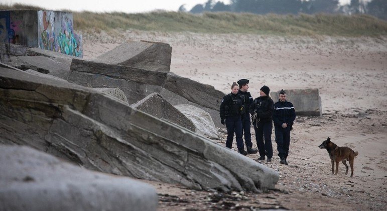 Policiais fazem patrulha em praia em que drogas foram encontradas