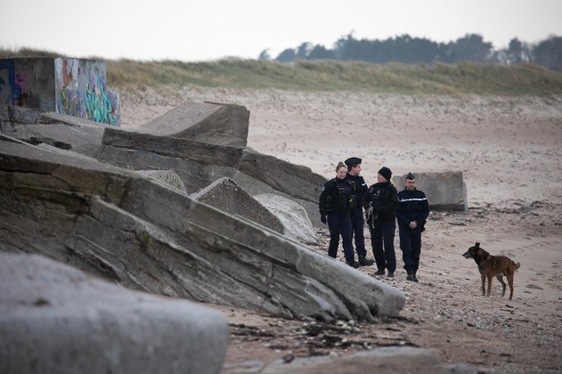 Várias sacolas com cerca de 850 kg de cocaína foramencontradas na manhã do último domingo na praia de Réville, no Canal da Mancha, naregião francesa da Normandia.Na quarta-feira (1º), outras seis sacolas apareceram com cercade 1,5 tonelada da droga, cerca de 15 km mais ao norte, perto dacidade de Vicq-sur-Mer, a aproximadamente 20 km da cidade de Cherbourg