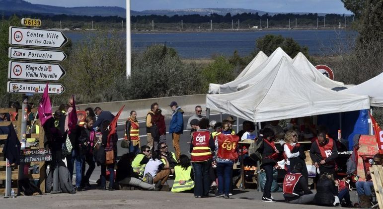Manifestantes lutam contra a reforma da Previdência, neste domingo, no sul da França