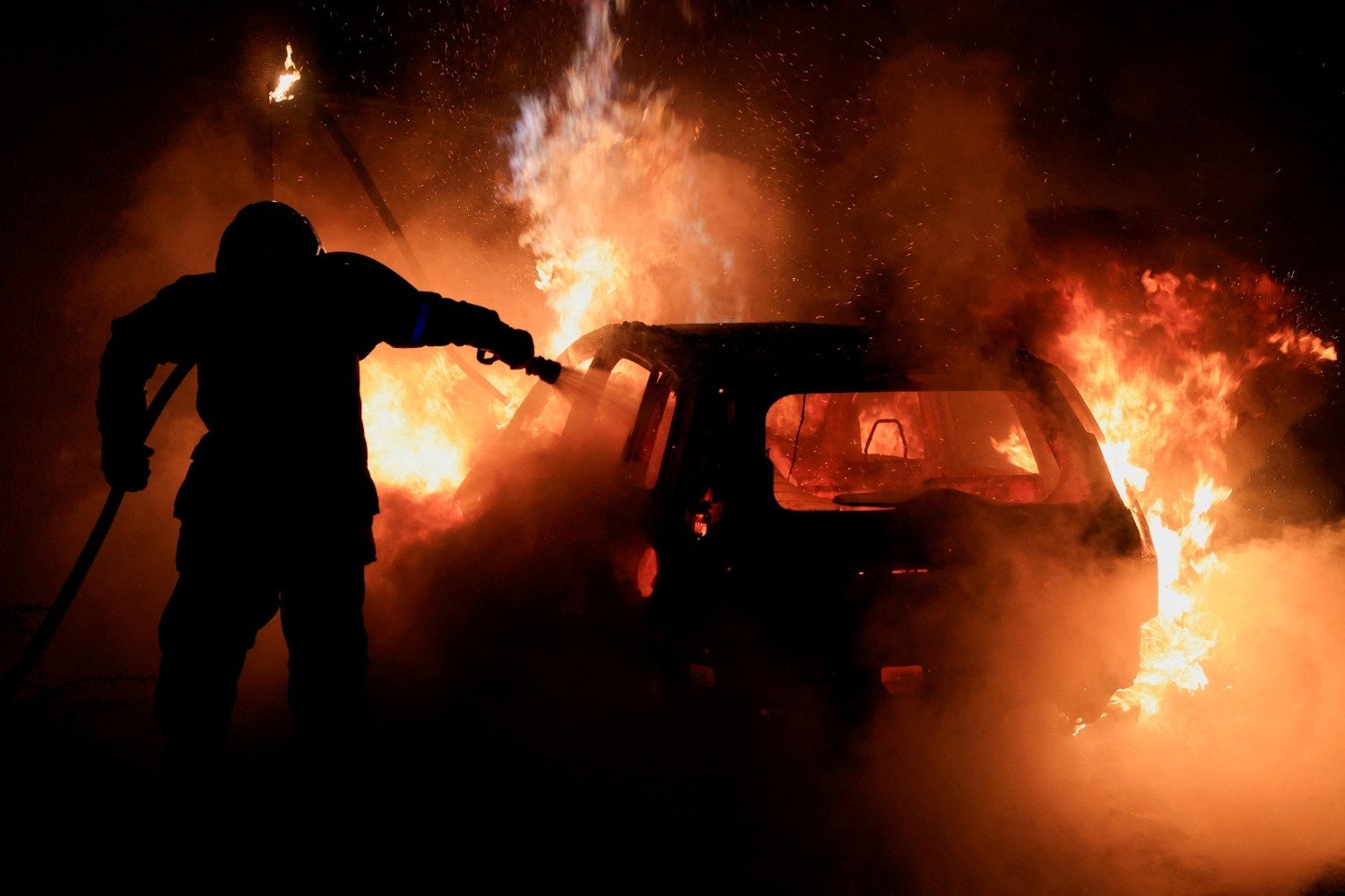 Carro policial é incendiado durante manifestação em Paris