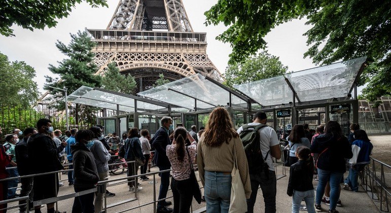 Visitante sem passaporte sanitário terá de fazer teste na Torre Eiffel - Vimarsana News