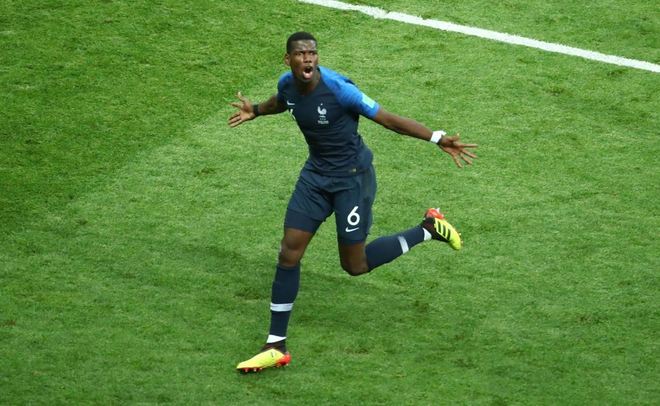 O francês correu para o abraço...