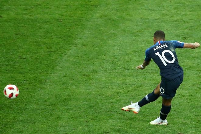 O craque Mbappé também deixou o dele com um belo chute de fora da área