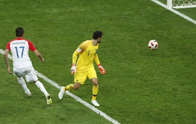 Com o placar adverso, a Croácia aproveitou uma falha do goleiro Lloris para diminuir a diferença