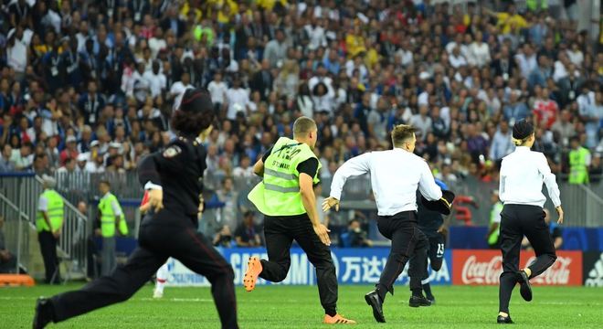 Grupo invadiu campo no segundo tempo da final entre França x Croácia