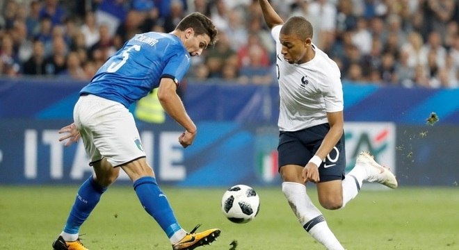 Mbappé avança sobre a zaga italiana na vitória dos franceses por 3 a 1
