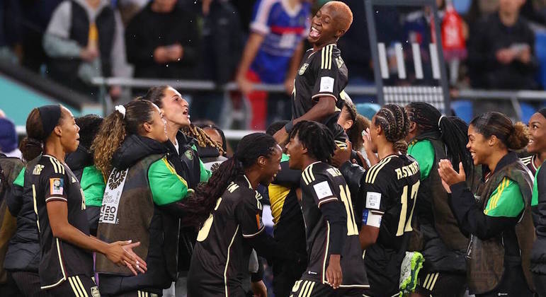 O primeiro ponto da história da seleção jamaicana em Copasdo Mundo foi muito comemorado pelas jogadoras ao final da partida contra a fortíssimaFrança