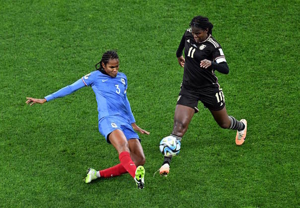 No primeiro tempo, a seleção europeia não conseguiuconfirmar o favoritismo e ainda sofreu com as ações da atacante Khadija Shaw (àdireita), do Manchester City. Foi dos pés dela que a Jamaica quase abriu oplacar do duelo