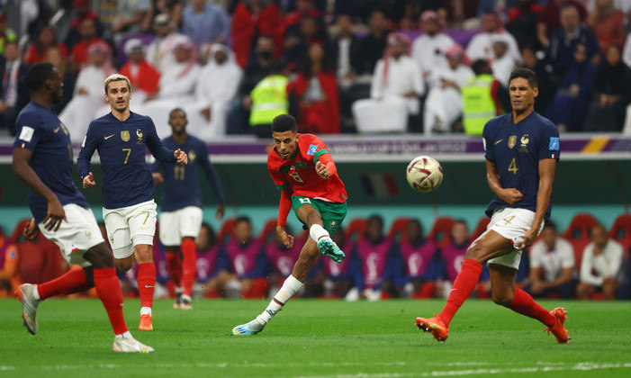 Faltou pouco! Ounahi, da seleção marroquina, chutou com força no gol de Hugo Lloris, que voou para defender