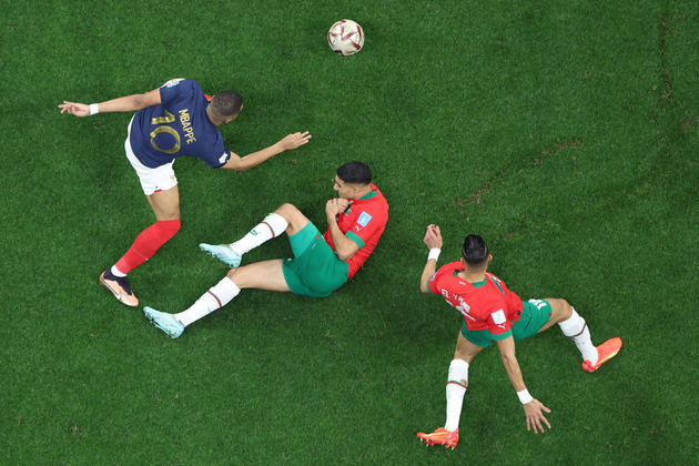 Mbappé dribla a marcação de Hakimi e El Yamiq para dar o chute